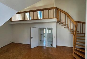 Charmante 2-Zimmer-Maisonette im Dachgeschoss in begehrter Lage von Söflingen an der Endhaltestelle.