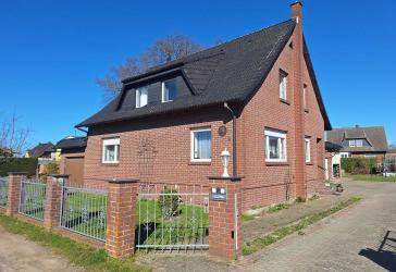 Einfamilienhaus mit Poolhaus und Garagen in Loissin nahe Greifswald