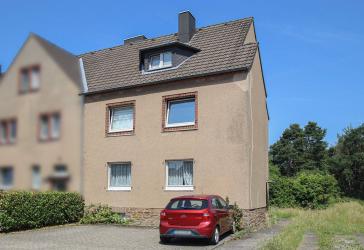 Sanierungsbedürftiges Zweiparteienhaus