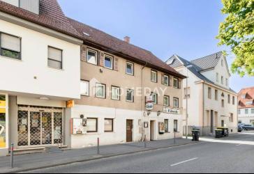 Mehrfamilienhaus mit Gewerbeeinheit in Ludwigsburg-Oßweil mit Sanierungspotenzial und Ausbaureserve