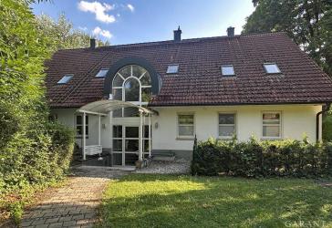 Idyllisches Wohnen: 3 Zimmer-Maisonette-Dachgeschosswohnung mit zwei Balkonen in Gröbenzell
