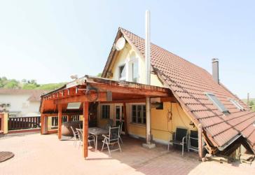 Wohnen am Waldrand - Gepflegtes Einfamilienhaus mit großem Garten, Terrassen, Teich & Carport