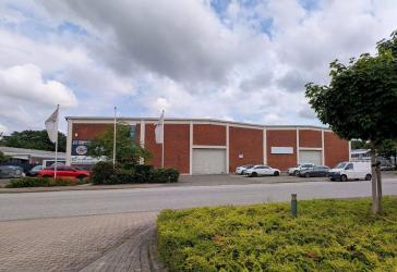 Gewerbeobjekt mit Hallen und Büroräumen in attraktiver Lage von privat