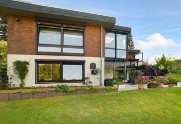 Wunderschönes Einfamilienhaus mit weitem Grünblick, Goldfischteich und Einliegerwohnung