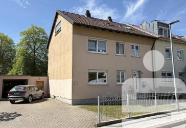 Wohnhaus mit drei separaten Einheiten und vielseitigen Nutzungsmöglichkeiten
