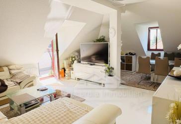 Großzügig und hell; Dachgeschosswohnung mit Weitblick und Stellplatz