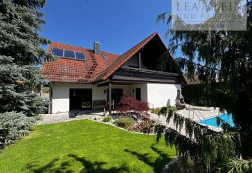 Gemütlich, hochwertig, vielseitig - Besonderes Haus mit schönem Garten in toller Lage