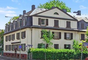 Wohnen am Dornbusch in Frankfurt - 4 Zimmer-Altbauwohnung - frisch renoviert
