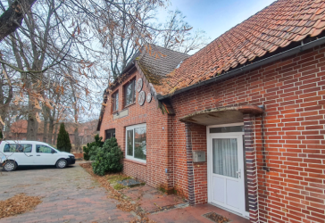 Mehrfamilienhaus mit fünf Wohneinheiten und zusätzlichen Mieteinnahmen in Deblinghausen zu verkaufen
