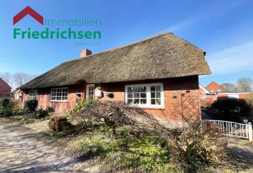 Nordfriesische Idylle: Reetdachkate mit Weitblick in Niebüll