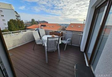 Modern gestaltetes Reihenendhaus mit Weitblick