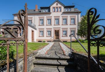 Liebevolles Bauernhaus aus 1834 mit Nebengebäuden und schönem Garten.