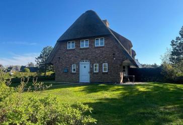Sylter Reihenendhaus unter Reet in Wenningstedt strandnah