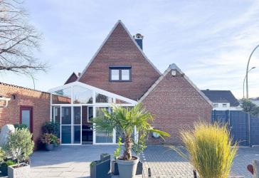 Ihre 'Eigenen vier Wände' mit schönem Garten und einer Garage (top modernisiert) wartet auf Sie PROVISIONSFREI