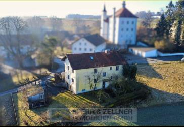 Dorfen - Zweifamilienhaus mit 8 Zimmern, großes Entwicklungspotenzial und wunderschönem Garten