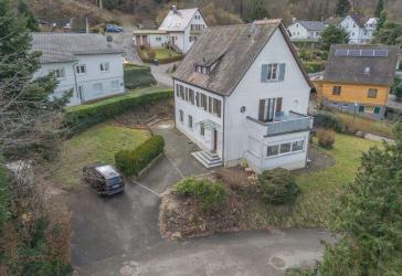 Das charmante Dreifamilienhaus am Ortsrand mit kurzen Wegen ins Grüne und einer enormen Aussicht