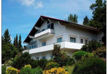 Exklusives Wohn- und Geschäftshaus mit Fernblick, parkähnlichem Rosengarten & voller Vermietung
