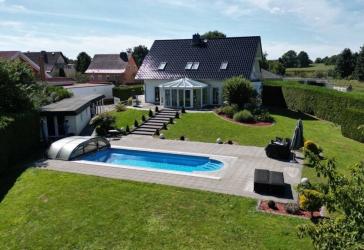 Exklusive, moderne Villa mit Pool in Beeskow zu verkaufen.