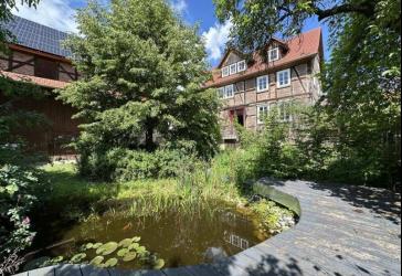 Kernsaniertes Einfamilienwohnhaus (Kulturdenkmal) mit großem Nebengebäude in idyllischer Lage