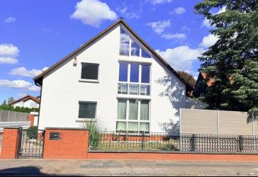 7-Zimmer-Einfamilienhaus mit Indoor-Pool, Sauna und 760 m² Grundstück mit Bebauungspotenzial