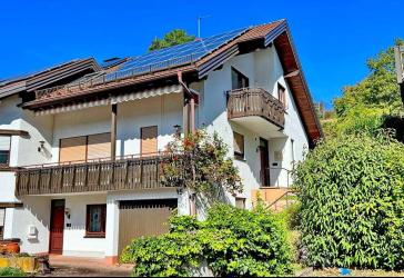 Großzügige Dachgeschosswohnung mit Garten und Klimaanlage.