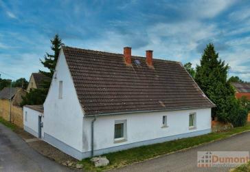 Freistehendes Einfamilienhaus mit vielseitiger Raumaufteilung und gemütlichem Innenhof.