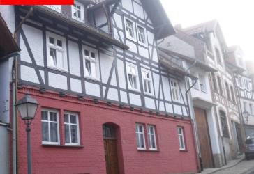 Gepflegtes MFH mit Hintergebäude und PV-Anlage