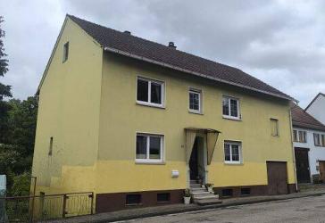Großes Einfamilienhaus mit Garten und Garage