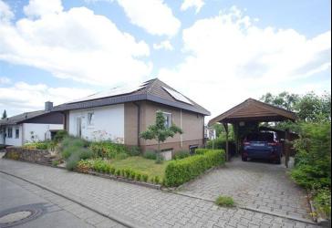 Modernisierter Bungalow mit Garten und Carport