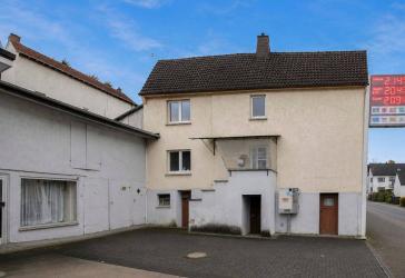 Renovierungsbedürftiges Wohnhaus mit Potenzial für Handwerker in Weinbach