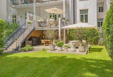 Rarität: Luxussanierter Altbau mit Traumgarten, 3 Terrassen & absoluter Ruhe