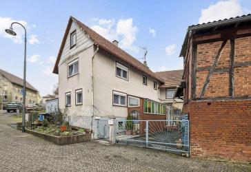 Familienfreundliches Einfamilienhaus mit Nebengebäude und zwei Garagen