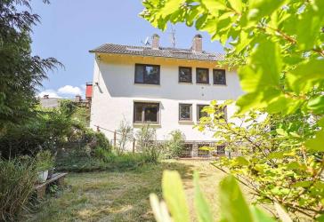 Mehrfamilienhaus mit 3 Wohneinheiten, Garten und 2 Garagen – attraktive Kapitalanlage