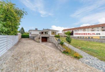 IMMOBERLIN.DE - Charmanter Bungalow mit Sonnengarten & Garage in angenehmer Lage
