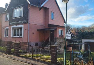 Zeitlose Doppelhaushälfte in ruhiger Lage mit Garten und Ausbauchance