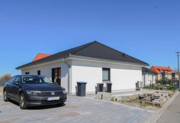 Modernes Wohnen auf einer Ebene - Stilvoller Neubau-Bungalow in ruhiger Lage