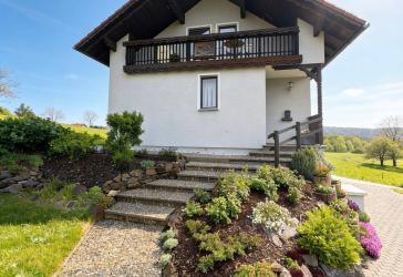 Einfamilienhaus mit großem Grundstück in Weiding