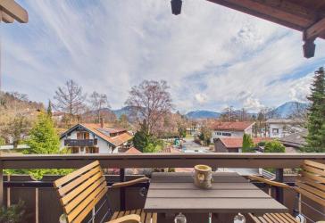 Tegernsee-Flair mit Wallbergblick: Sanierte 3-Zimmer-Wohnung mit großem Sonnenbalkon