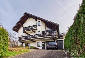 Freistehendes Einfamilienhaus mit Einliegerwohnung auf weitläufigem Grundstück mit Panoramablick
