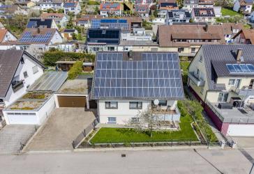Familienfreundliches frei stehendes Traumhaus mit ca. 294m² Wohnfläche, Doppelgarage und Garten.