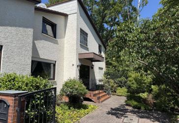 Großzügiges Reihenendhaus mit zwei Wohneinheiten und liebevoll angelegtem Garten