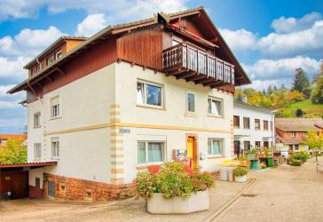 Gepflegtes Mehrfamilienhaus mit 7 Wohnungen- ideal für Kapitalanleger