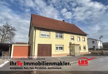 Ein-bis Zweifamilienhaus mit 2 Garagen + großem Garten in toller Lage