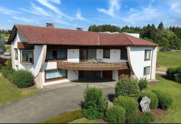 Flexibles Wohnkonzept: Großzügiges Wohnhaus mit Arbeitsbereich und Garten in 78586 Deilingen