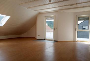 Wohnen an der schönen Bergstraße ! Helle Dachgeschosswohnung sucht neue Bewohner