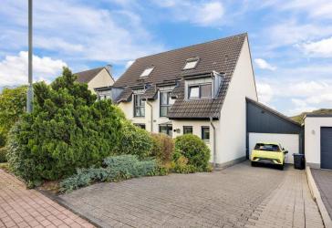 Doppelhaushälfte mit PV-Anlage, Garten, großer Garage und Klimaanlage im Dachgeschoss