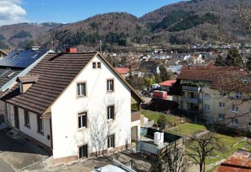 Einfamilienhaus mit Einliegerwohnung - Zentrale Lage - Doppelgarage mit Werkstatt