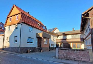 RESERVIERT!!! Gebäudekomplex mit 2 Wohnungen und Garagen