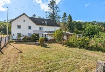 Doppelhaushälfte in grüner Umgebung von Langerwehe mit großem Grundstück zur Modernisierung