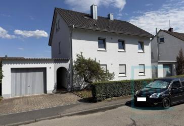 Teilsaniertes 2-Familienhaus mit 2 Einzelgaragen und großen Garten in ruhiger Lage in Möckmühl